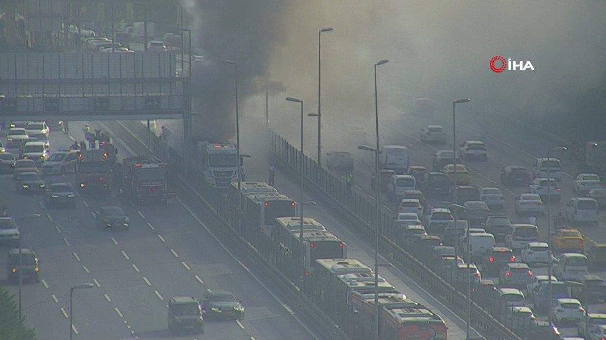 son-dakika-istanbulda-bir-metrobuste-yangin-cikti-2-ed9zTMcK SON DAKİKA! İstanbul'da bir metrobüste yangın çıktı