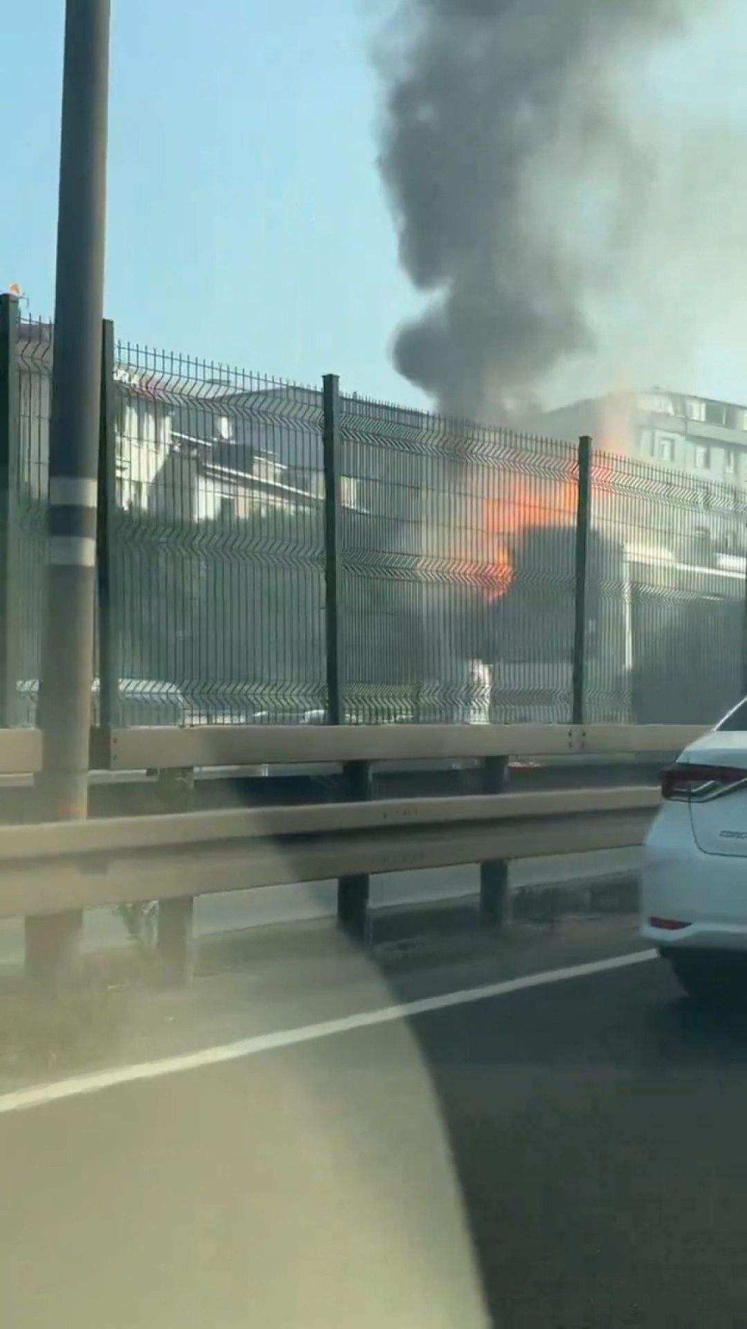 son-dakika-istanbulda-bir-metrobuste-yangin-cikti-3-v2BfWrXa SON DAKİKA! İstanbul'da bir metrobüste yangın çıktı