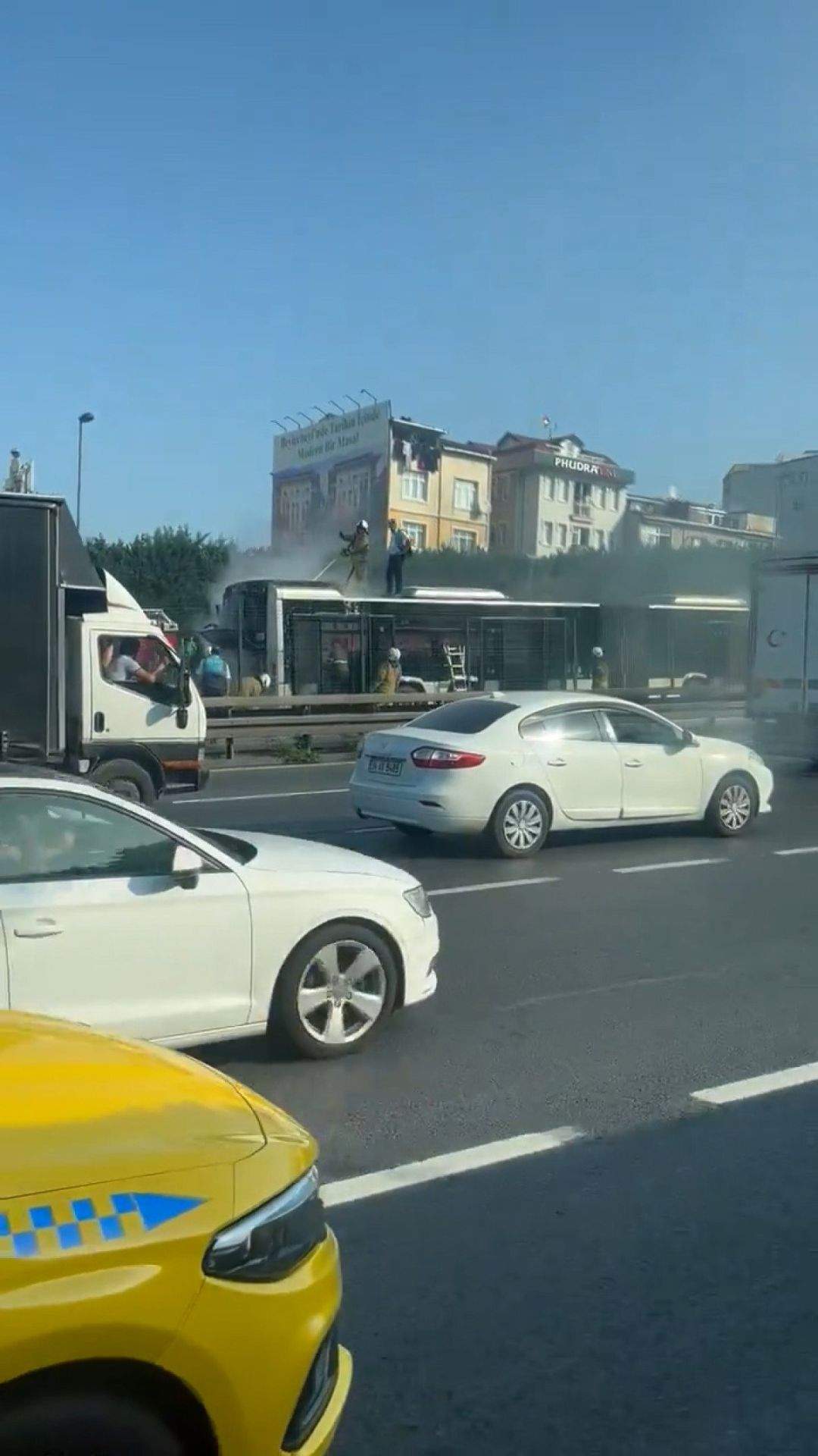 son-dakika-istanbulda-bir-metrobuste-yangin-cikti-4-uRYnS88Q SON DAKİKA! İstanbul'da bir metrobüste yangın çıktı