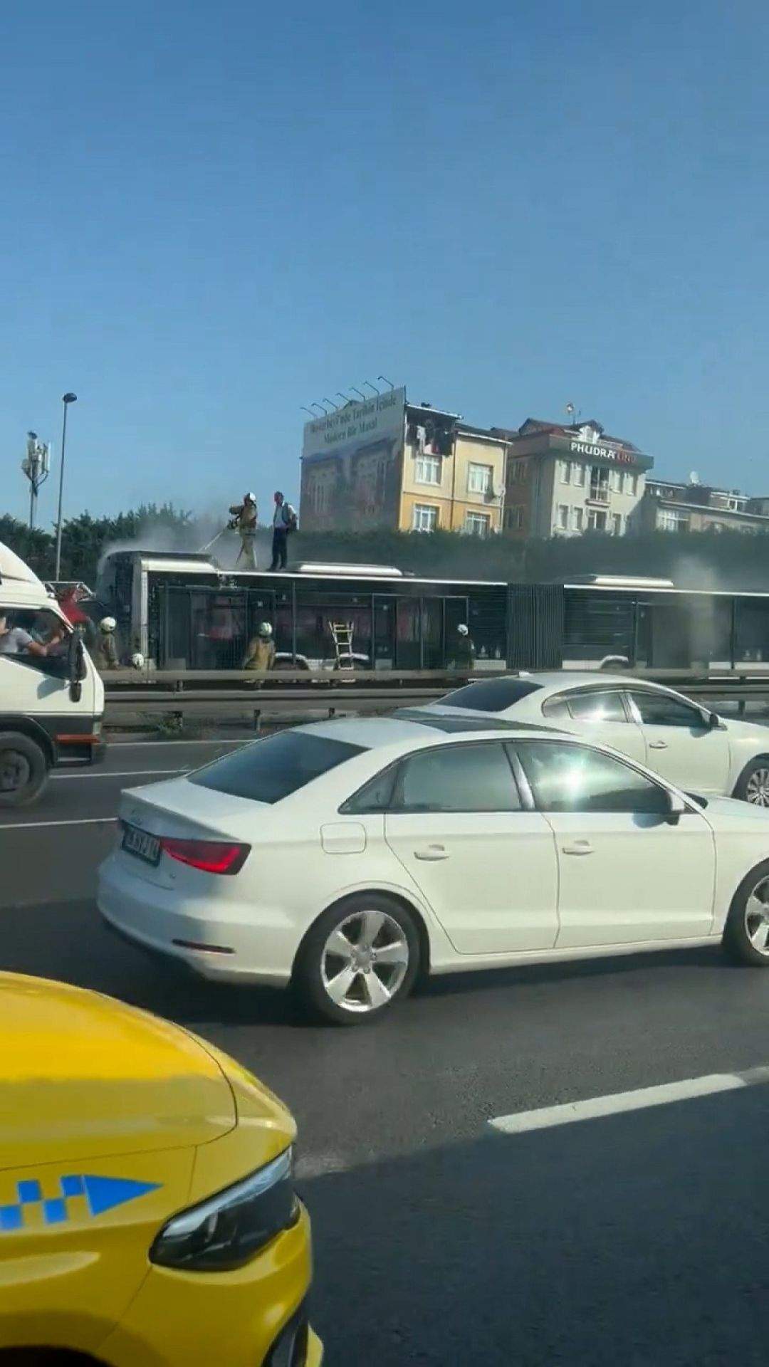 son-dakika-istanbulda-bir-metrobuste-yangin-cikti-5-TN5hemA4 SON DAKİKA! İstanbul'da bir metrobüste yangın çıktı