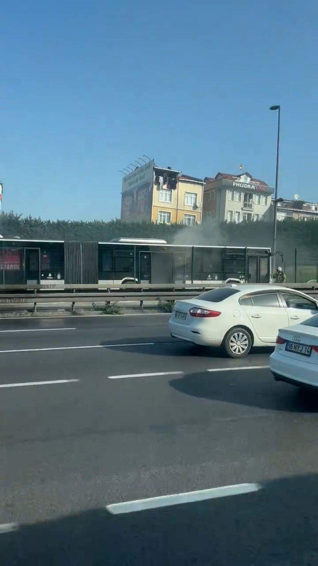 son-dakika-istanbulda-bir-metrobuste-yangin-cikti-6-RPIg7OfZ SON DAKİKA! İstanbul'da bir metrobüste yangın çıktı