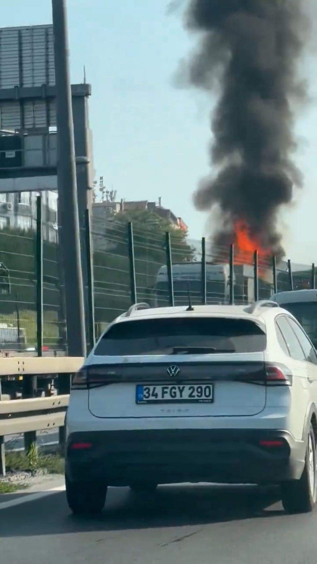 son-dakika-istanbulda-bir-metrobuste-yangin-cikti-7-qPcxz3Mf SON DAKİKA! İstanbul'da bir metrobüste yangın çıktı