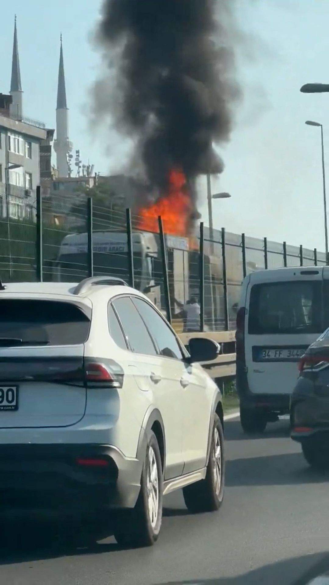 son-dakika-istanbulda-bir-metrobuste-yangin-cikti-8-qf3FttvH SON DAKİKA! İstanbul'da bir metrobüste yangın çıktı