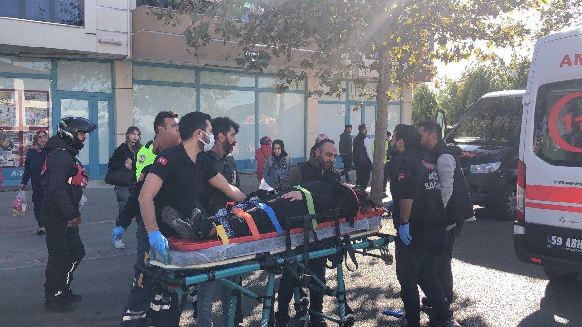 tekirdagda-yaya-gecidindeki-yayalara-minibus-carpti-3-yarali-1-v81yhqsv Tekirdağ'da yaya geçidindeki yayalara minibüs çarptı: 3 yaralı