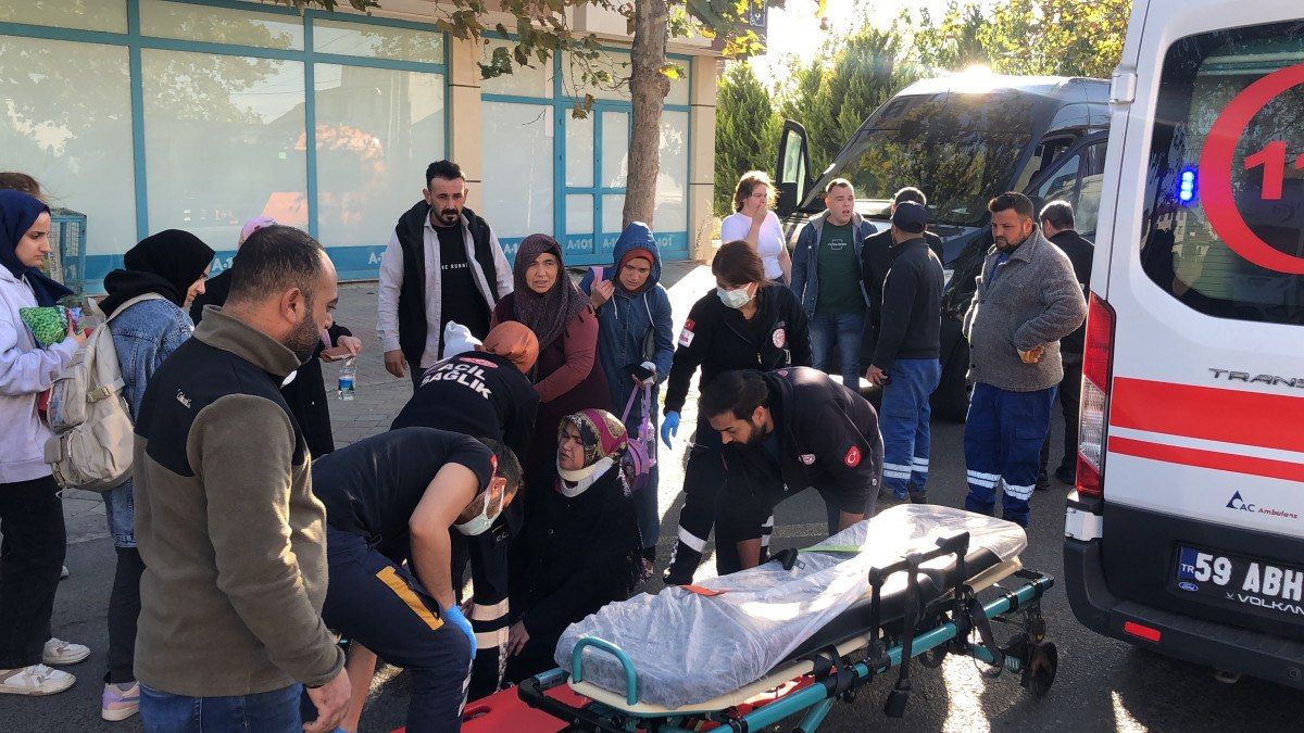 tekirdagda-yaya-gecidindeki-yayalara-minibus-carpti-3-yarali-2-h9PtIgD7 Tekirdağ'da yaya geçidindeki yayalara minibüs çarptı: 3 yaralı