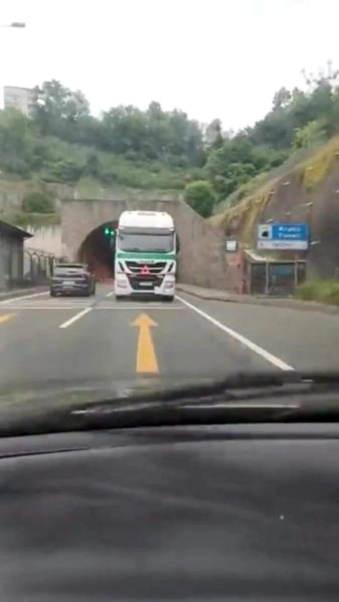 trabzonda-tir-soforu-karadeniz-kiyi-yolunda-geri-geri-giderken-saskinlik-yaratti-XmrH1hzO.jpg