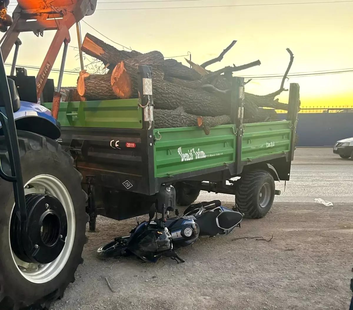 traktorle-motosiklet-carpisti-sofor-kurtuldu-hcLjGbac.jpg