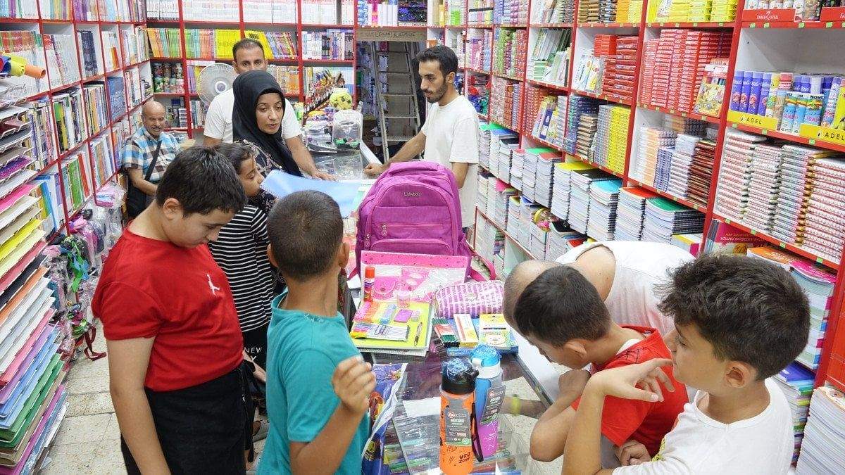 yeni-egitim-donemiyle-birlikte-kirtasiyelerde-hareketlilik-basladi-1-PJnEEn5A Yeni eğitim dönemiyle birlikte kırtasiyelerde hareketlilik başladı